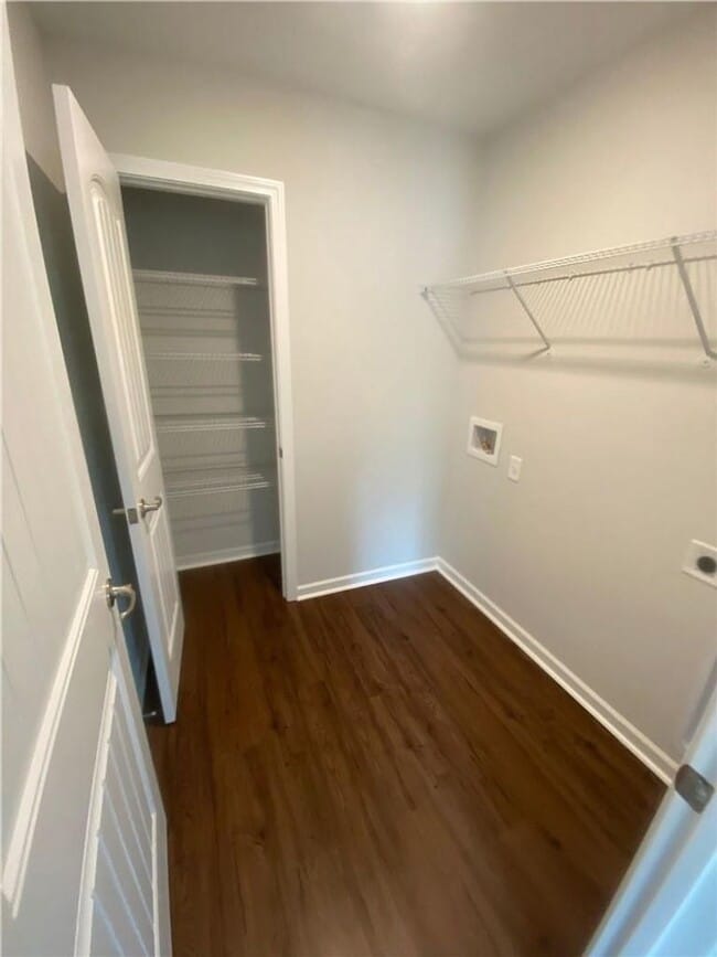 Building Photo - 4 bed 2.5 bath Available in Feburary