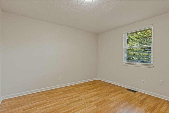 Building Photo - AVAILABLE DECEMBER 2ND. 2 Bed 1 bath FOR LEASE in South Inglewood (East Nashville). $1675 Rent. W...