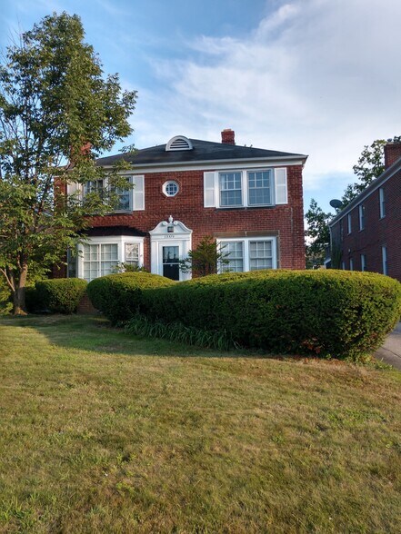 Building Photo - 13570 Cedar Rd