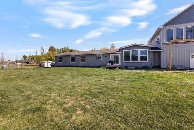 Building Photo - Country Oasis – Flexible Rental in Rexburg...