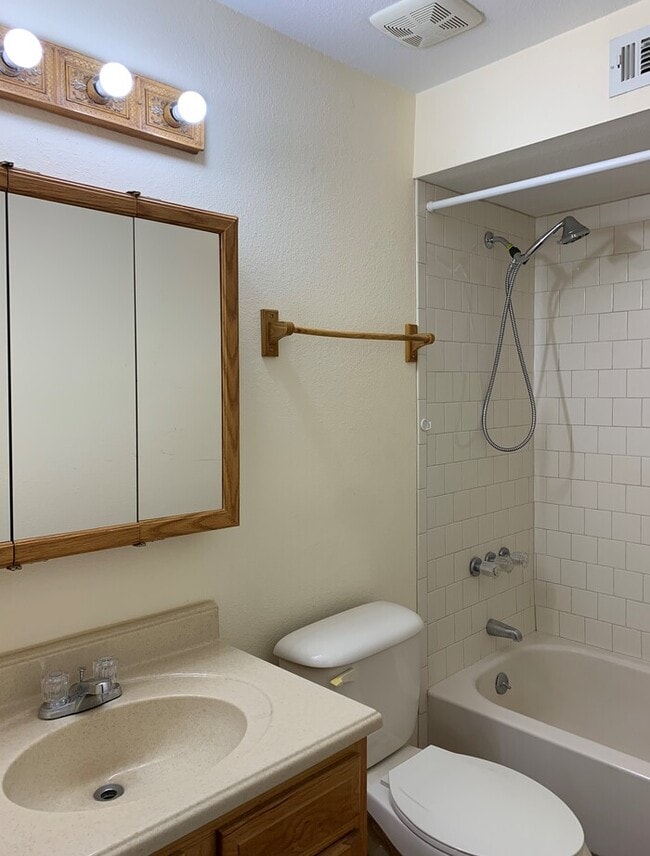 Building Photo - Awesome 2 bedroom 2 bath, WILL ACCEPT HOUS...