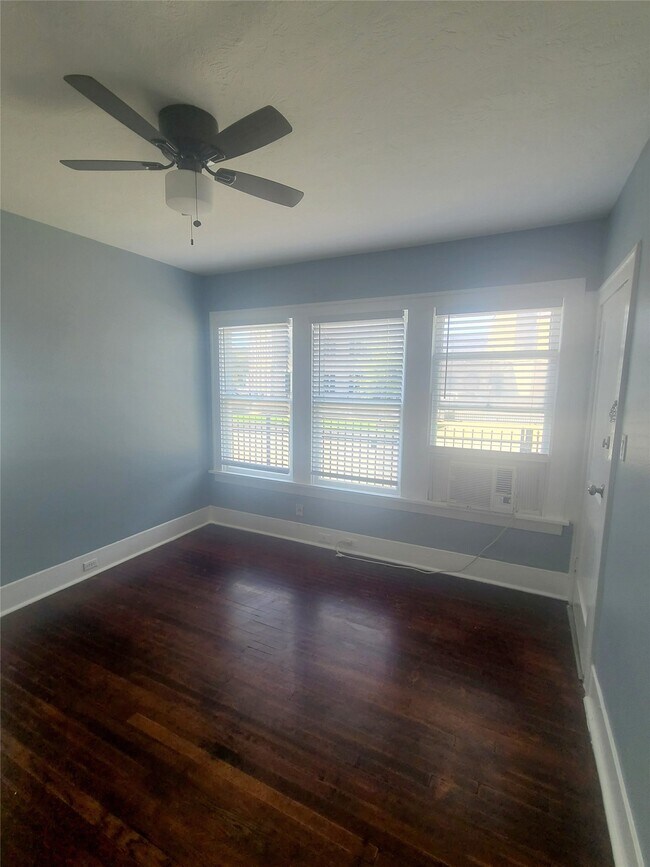 Building Photo - 4414 Woodside St