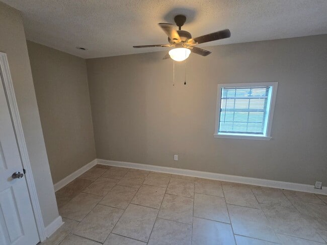 Building Photo - Spacious 5 Bedroom Single Home with Modern Comforts and Great Outdoor Space