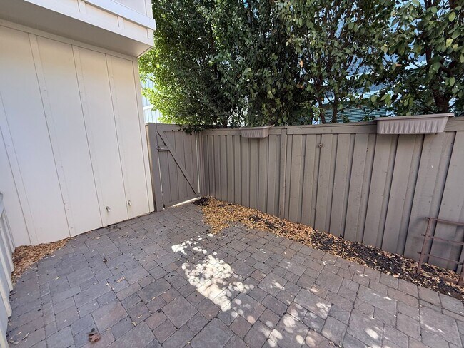 Building Photo - 901 Persimmon Terrace