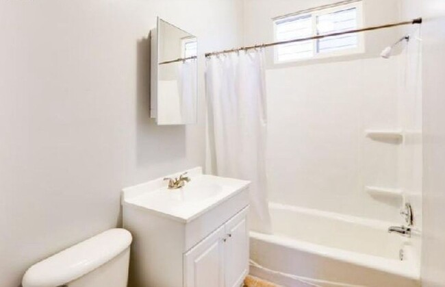 Building Photo - Charming 2-Bedroom Home for Rent near Univ...