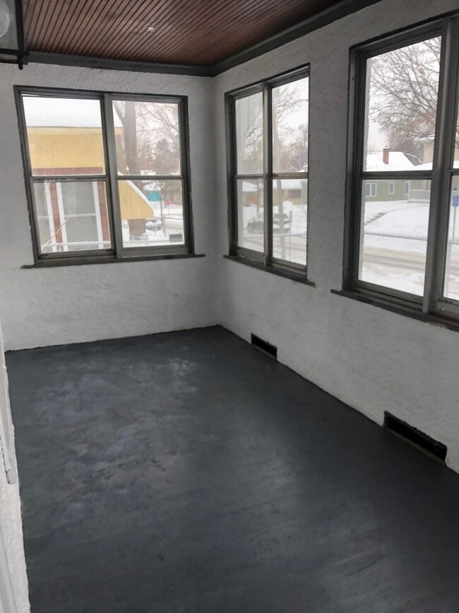 Building Photo - Cozy 3 bedroom house available