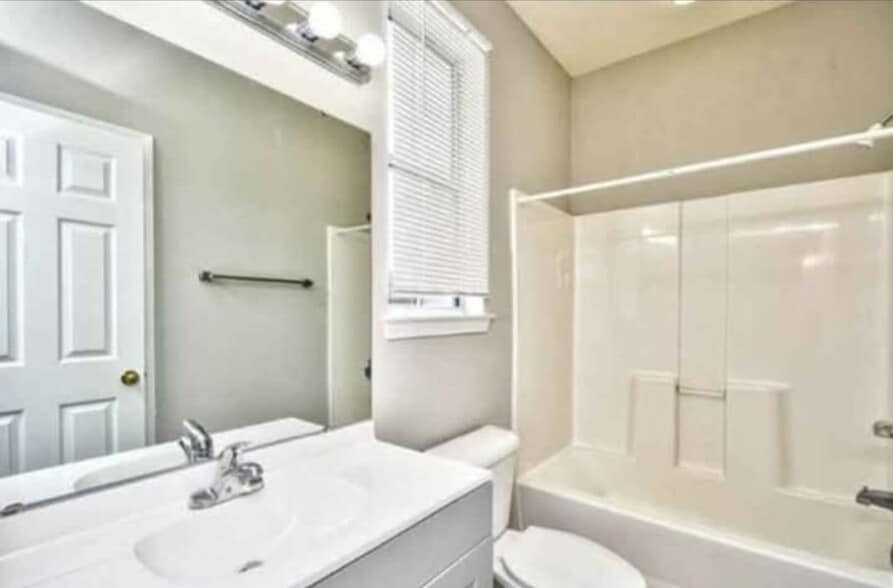 Building Photo - 498 River Oaks Dr