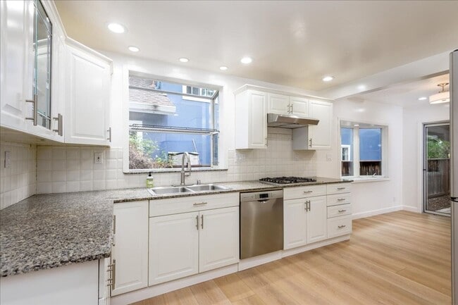 Building Photo - 726 14th Avenue-