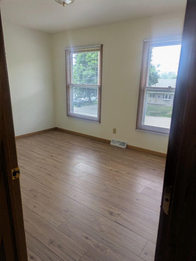 Building Photo - 635 Hall St
