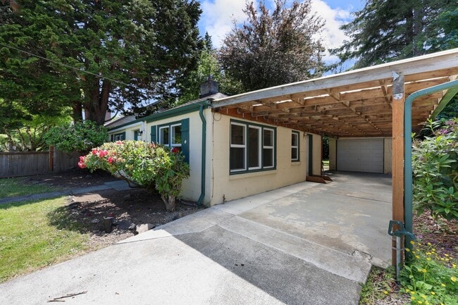 Building Photo - MOVE IN READY! A/C home with 2 bed, 1 bath...