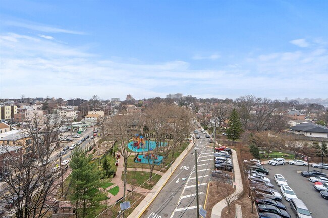 Building Photo - 320 Adolphus Ave