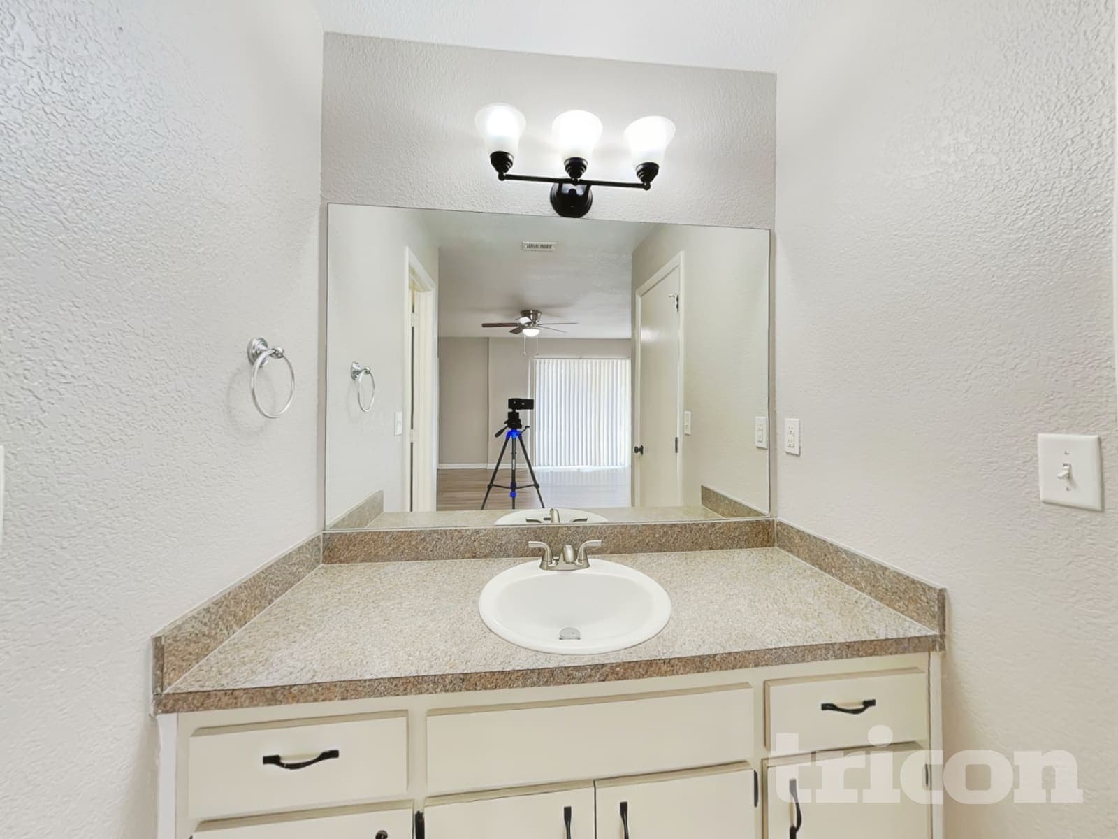 Building Photo - 3701 Sapphire Ln