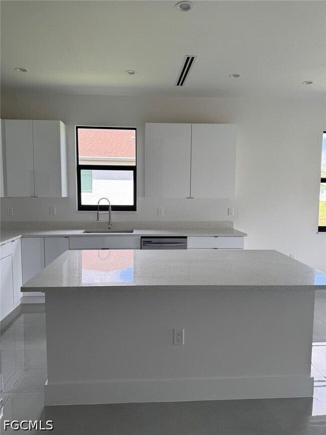 Building Photo - 2206 Hogan Dr
