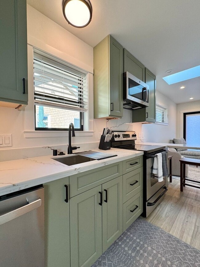 Building Photo - Furnished ADU 1 Bedroom 1 Bathroom Less Th...