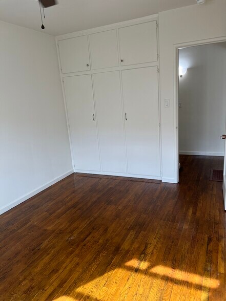 Building Photo - 2542 N Buena Vista St