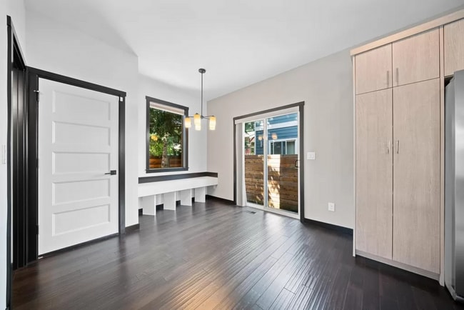 Building Photo - Modern 3 Bedroom + 2.5 bath home in SE Portland!! Brentwood Neighborhood with Air Conditioning!!