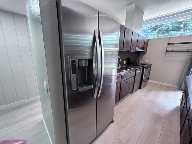 Building Photo - Three Bedroom Two Bathroom Home with Den/Home Office