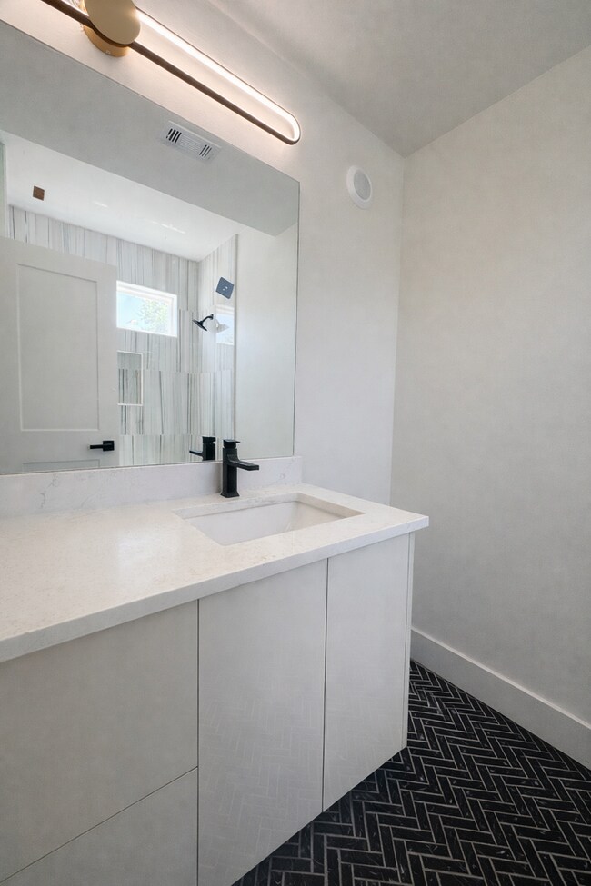 Building Photo - High-End New Construction Townhome Walk to UT!