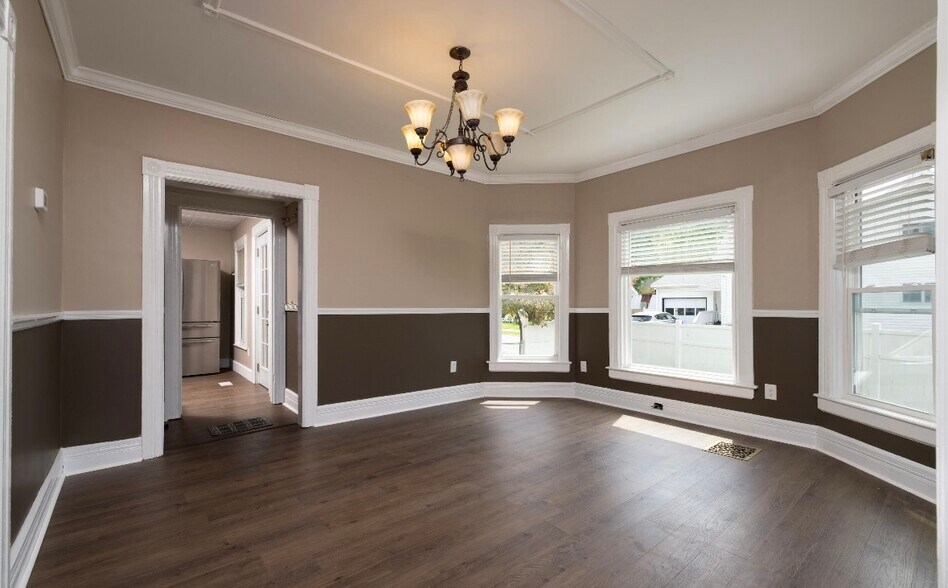Living room - 185 Bay St