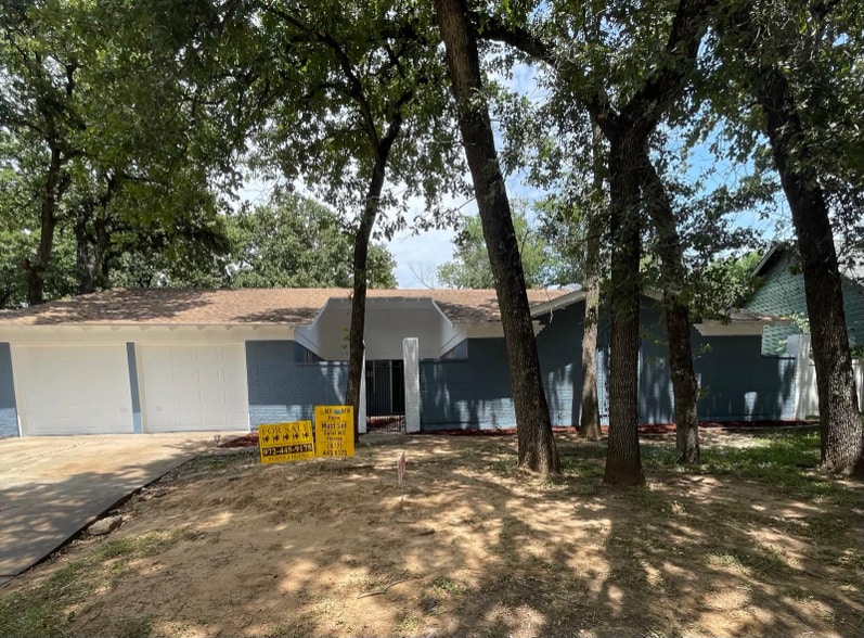 Building Photo - 704 W Pleasantview Dr