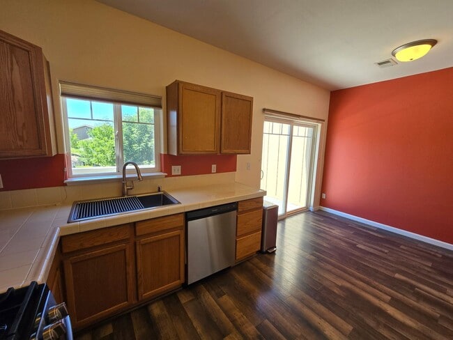 Building Photo - Wonderful and Sunny Rancho San Rafael Town...
