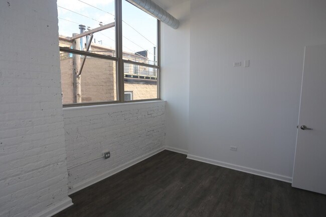 Building Photo - 932 W Dakin St