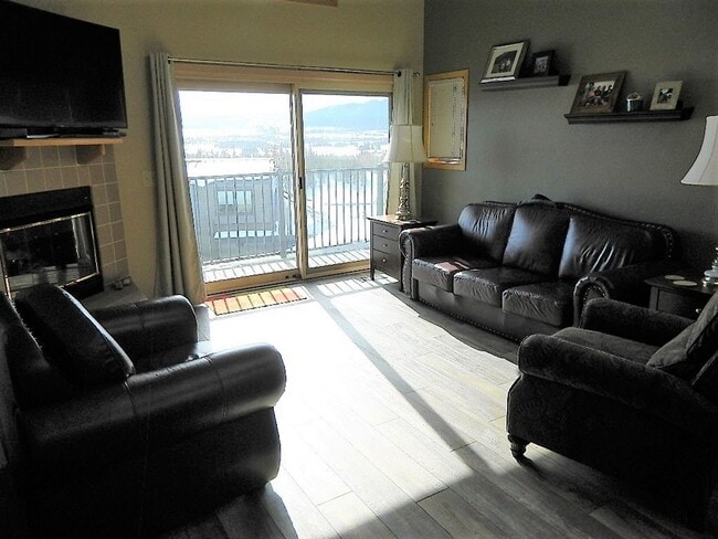 Building Photo - Summer Seasonal Rental- Lake Forest E301