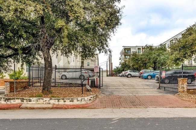 Building Photo - 910 Duncan Ln