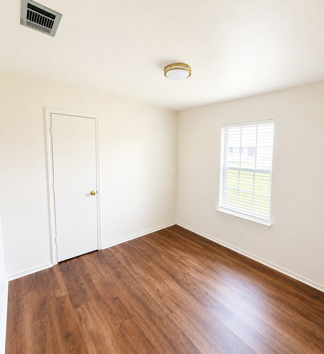 Building Photo - 3504 Westview Dr