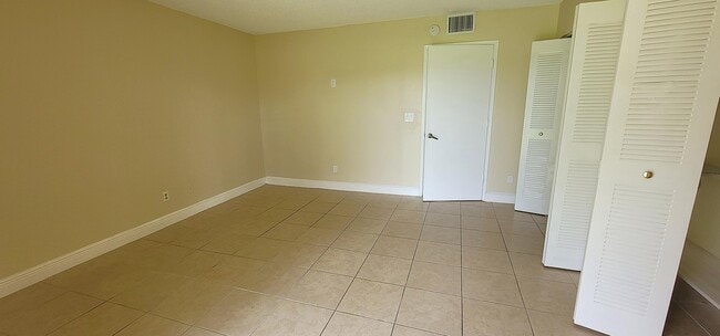 Building Photo - 1617 Meadows Cir