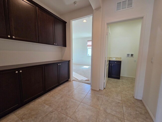 Building Photo - New Listing!