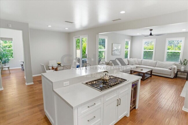 Building Photo - 26882 Greenleaf Ct
