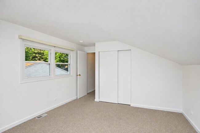 Building Photo - 697 Hickory Dr