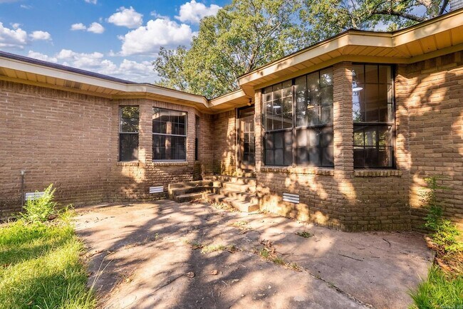 Building Photo - 602 W Devon Ave