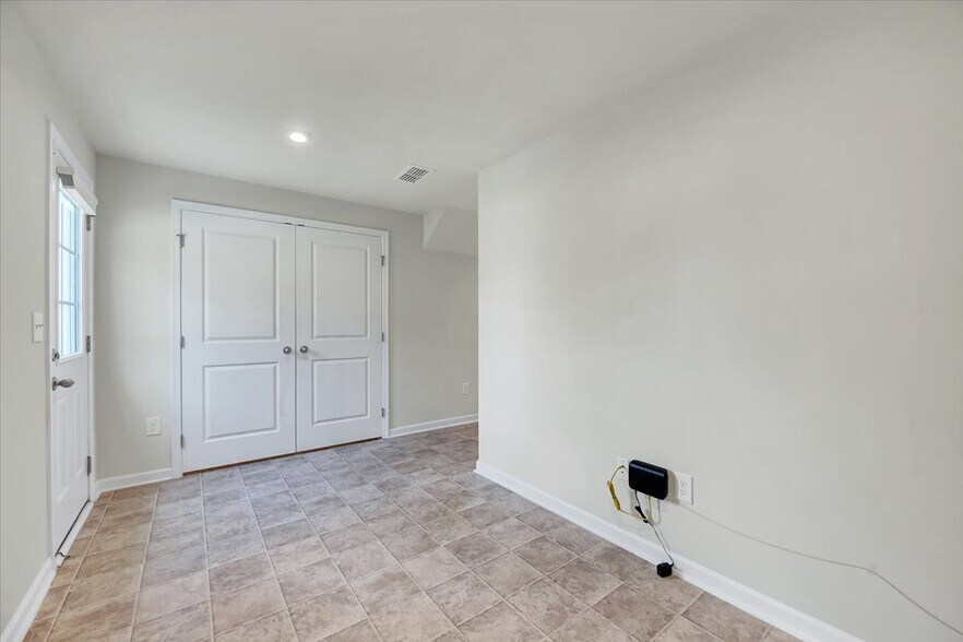Building Photo - 5941 River Landing Dr