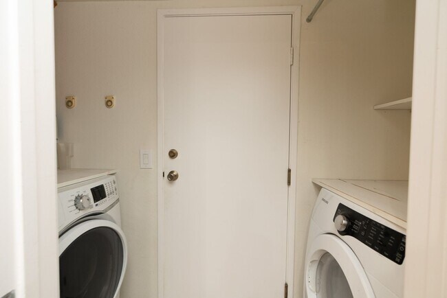 Building Photo - 3 Bedroom Townhome in the Monte Rio Community of Rancho Peñasquitos