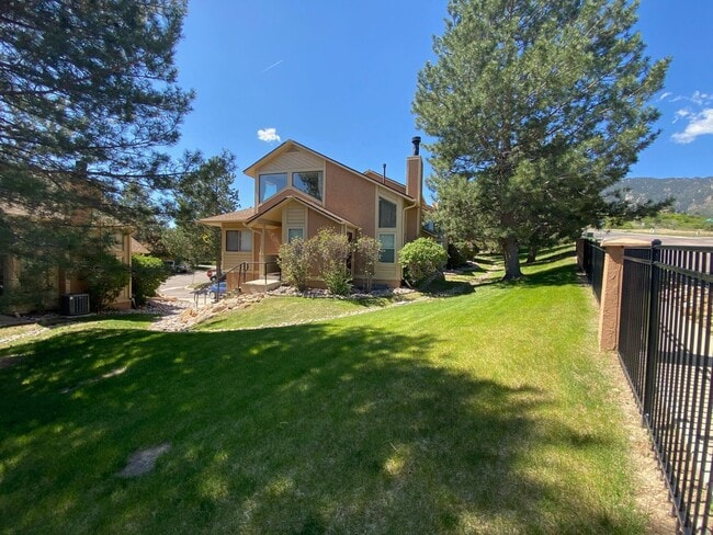 Building Photo - Beautiful 3 Bedroom 2 Bath Townhome Close to the Mountains!!