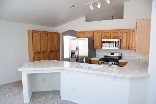 Building Photo - BEAUTIFUL 4 BEDROOM, 2 BATH SINGLE-STORY H...