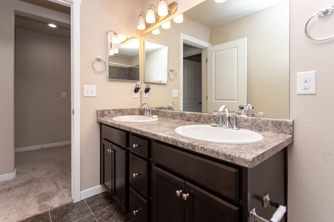 Building Photo - Beautiful Home with Stunning Views!