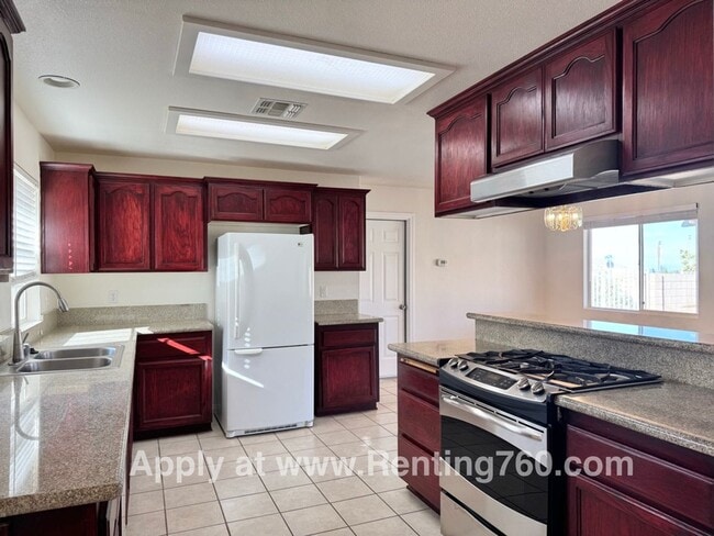 Building Photo - Spacious 4 Bed Home in Copper Hills Neighborhood!