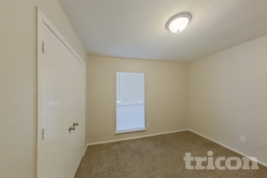 Building Photo - 2507 Arapaho Dr