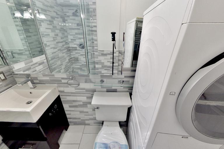 Building Photo - 410 E 13th St