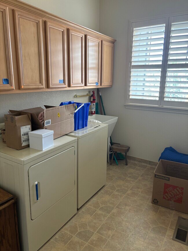 Building Photo - 6615 Aston Cir