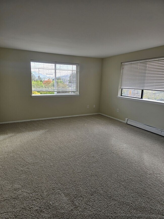 Building Photo - Amazing 3 bed with option for 4th bedroom ...