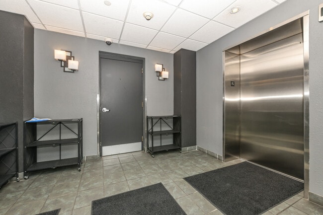 Building Photo - 1515 N Van Buren St