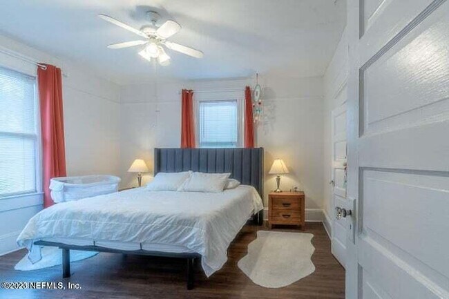 Building Photo - 440 E 6th St