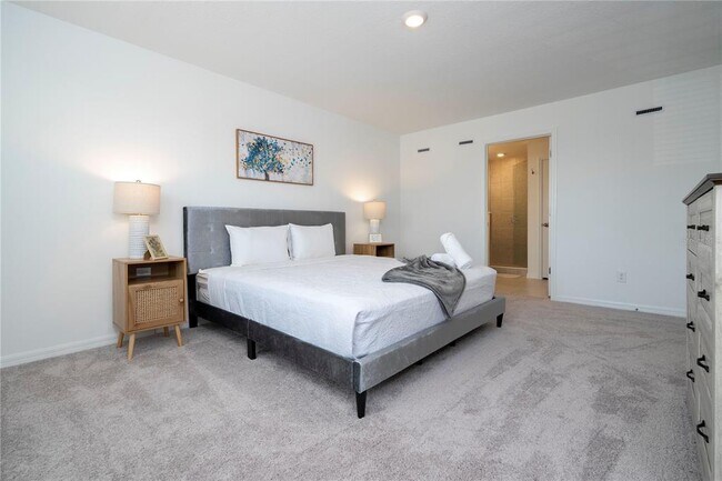 Building Photo - 686 Longboat Dr