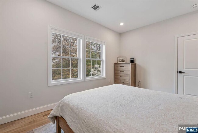 Building Photo - 765 6th Ave