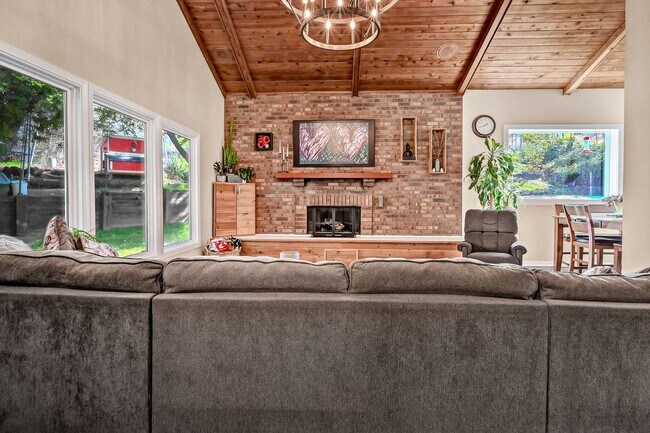 Building Photo - Cozy Hillside Boise Beauty Available 1/1/26!