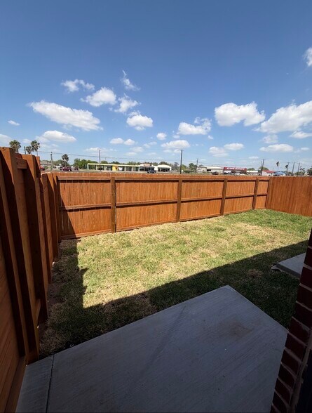 Building Photo - 1004 W 8th St